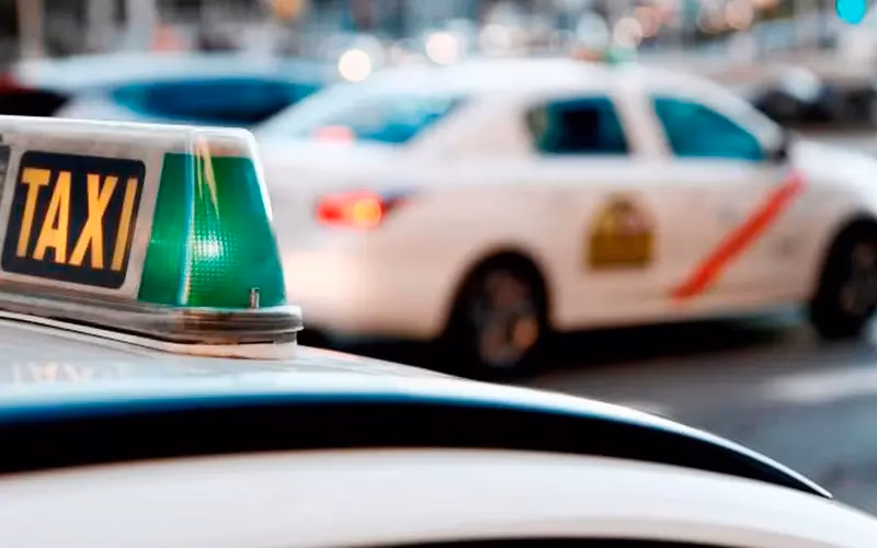 ¿Qué ofrece nuestra aplicación para reservar y rastrear un taxi?