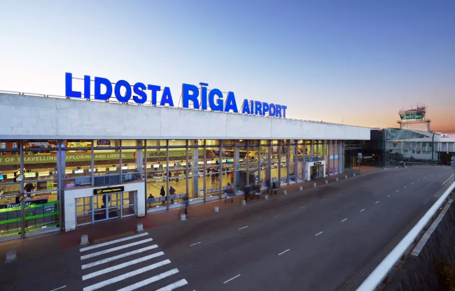 How far is Riga Airport (RIX) from Old Town Riga?