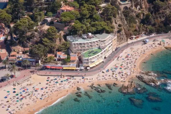 How to get from Lloret to Girona?