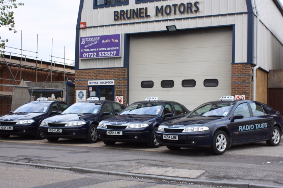 Does Salisbury station have a bus to Amesbury?