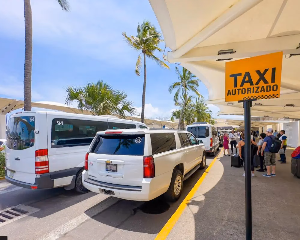 Which airport transportation services are available in Sayulita?