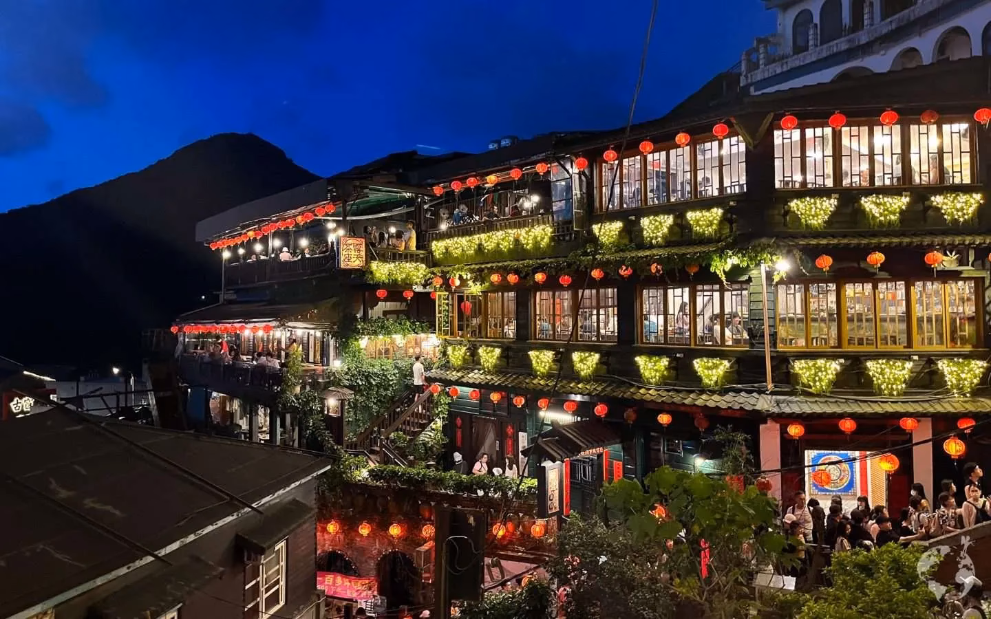 Is there a bus from Shifen Waterfall to Jiufen?