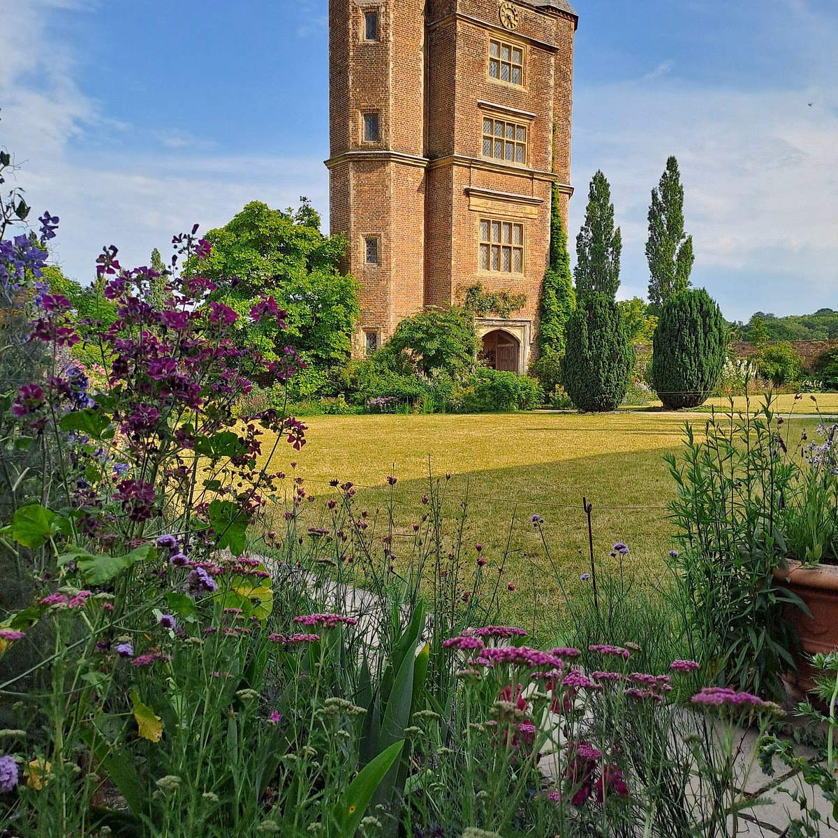 What companies run services between London and Sissinghurst?