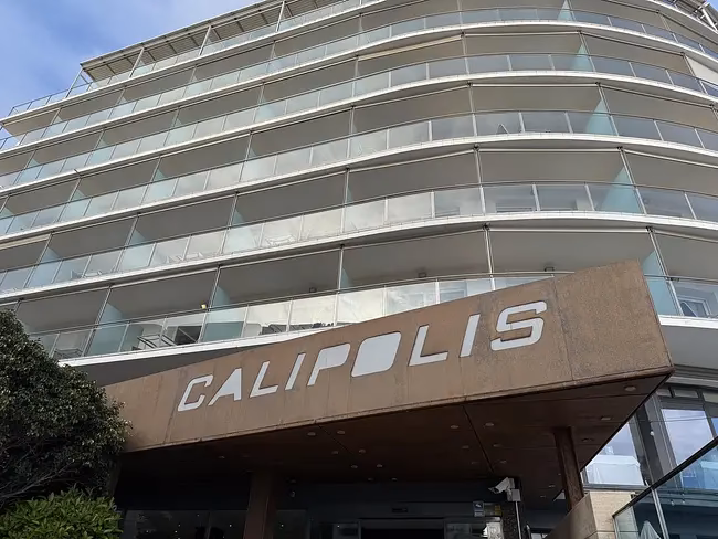 How far is Sant Crispi bus stop from calipolis hotel?