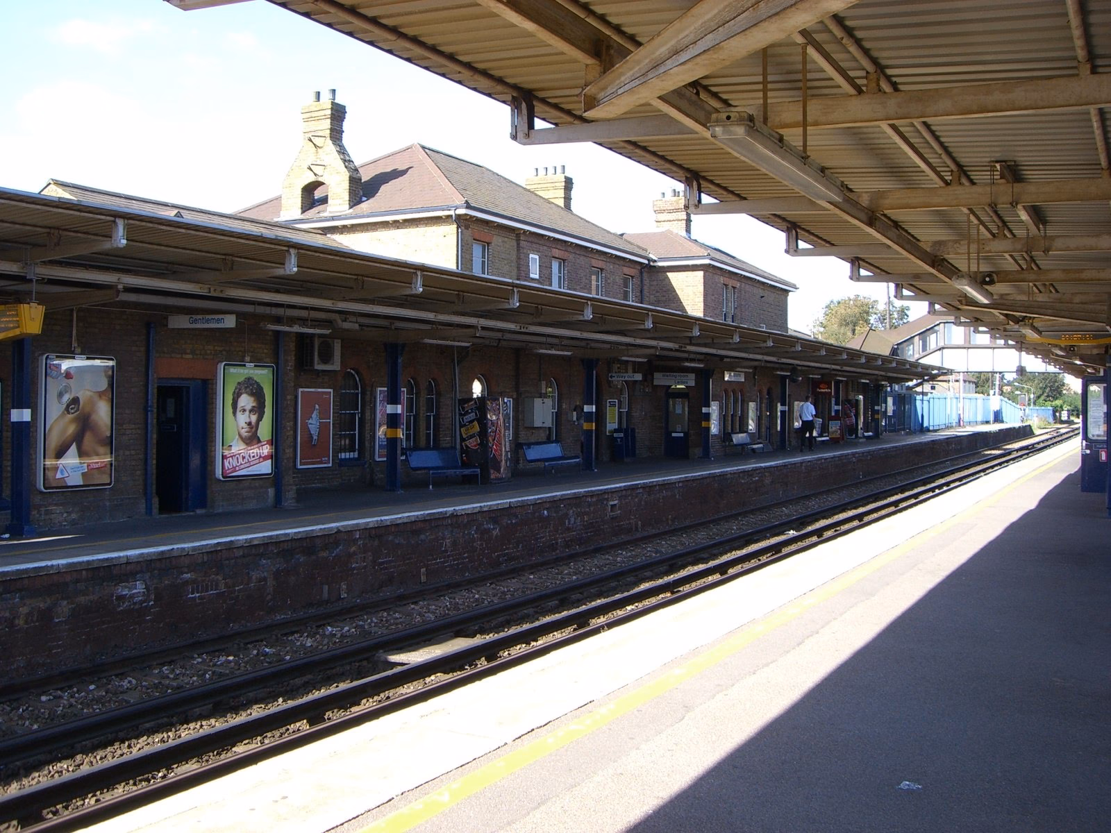 Are there seating areas at Sittingbourne station?