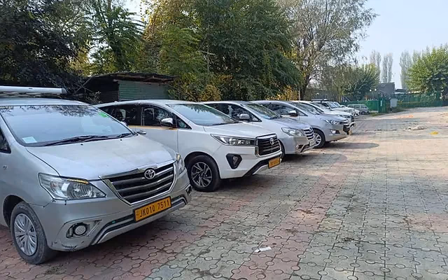 Where to rent a taxi in Srinagar & Jammu & Kashmir?