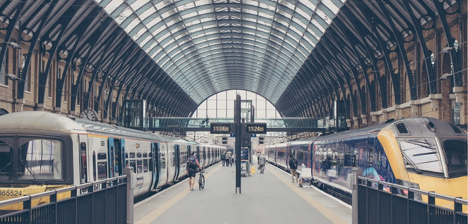 What companies run services between London Stansted Airport (STN) and Kings Cross?