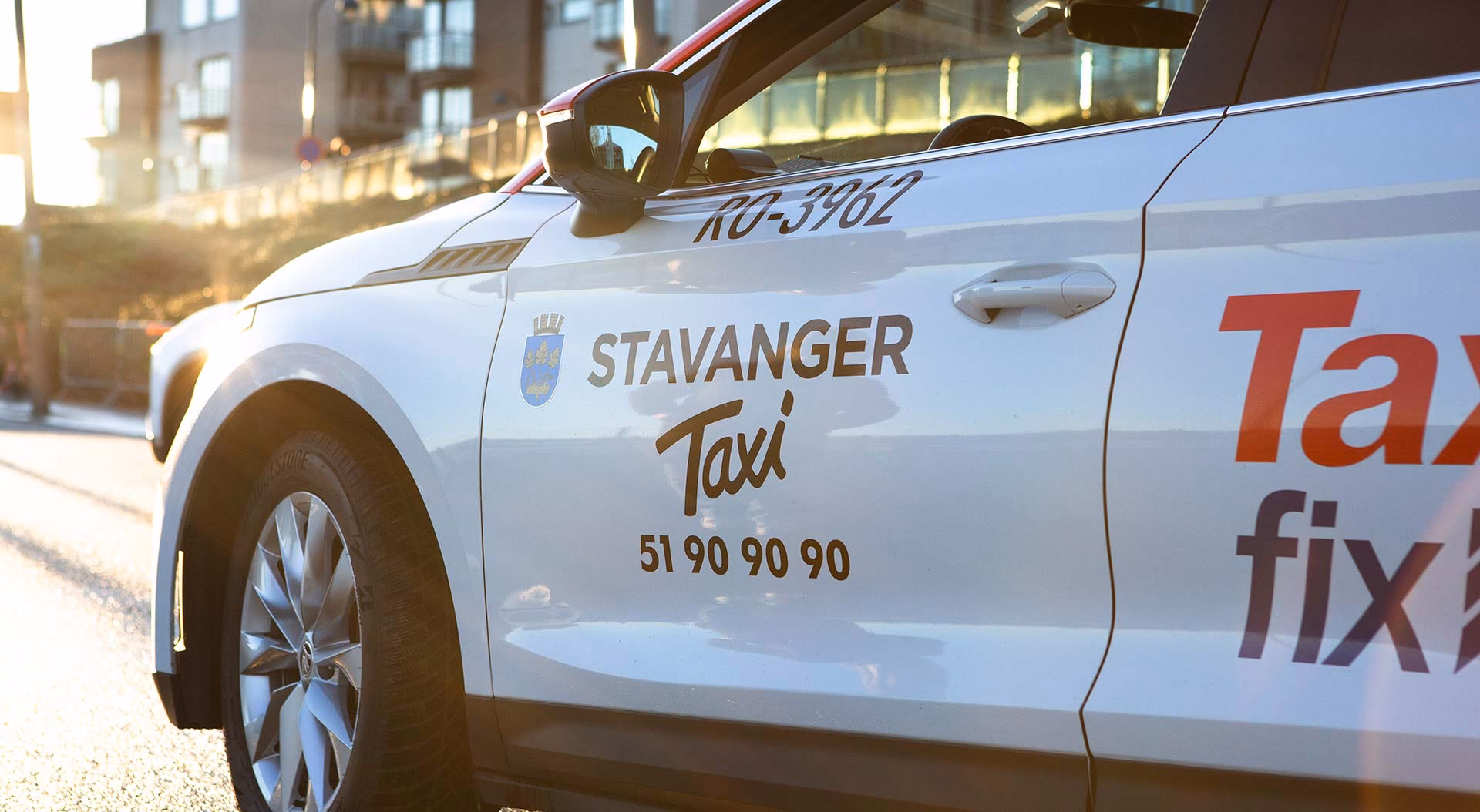 How much is a taxi from Avinor airport to Stavanger?
