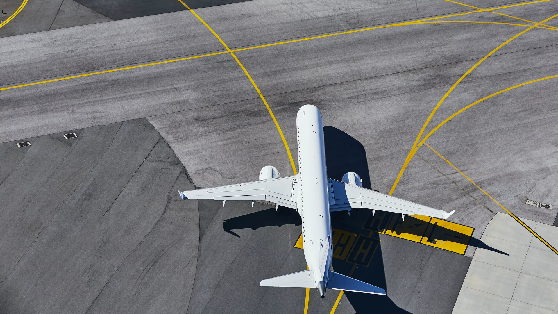 Who is responsible for taxiing a plane?