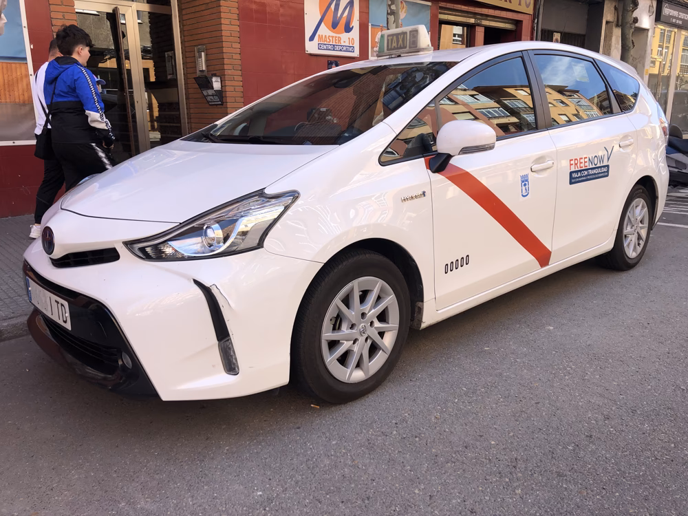 What companies run services between Atapuerca and Burgos?