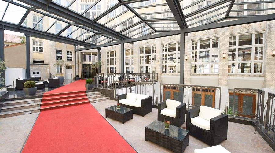 Does Wyndham Garden Berlin Mitte have free WiFi?