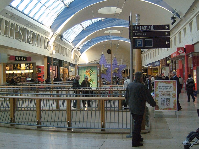 How far is Bluewater Shopping Centre from bus station?
