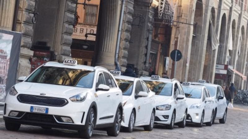 How to get to the airport in Bologna?