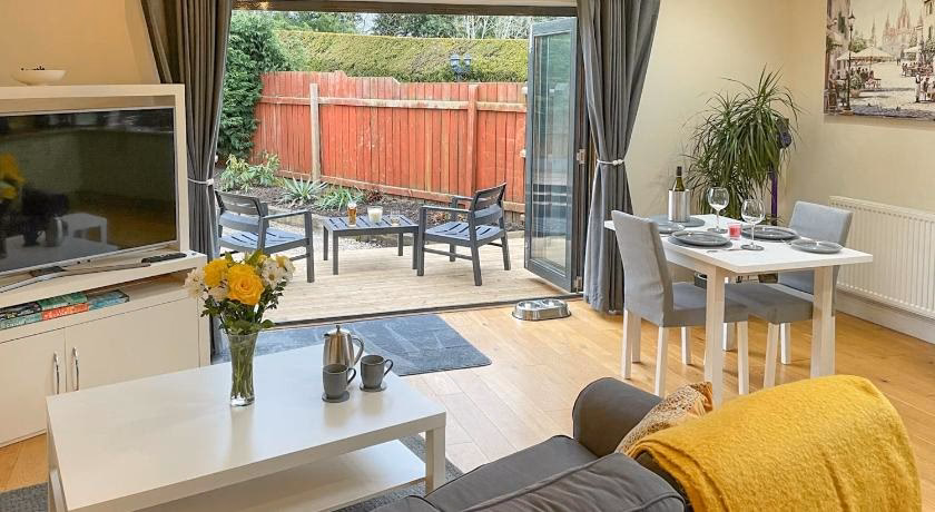 What is the longest walking trail in Ashby-de-la-Zouch?