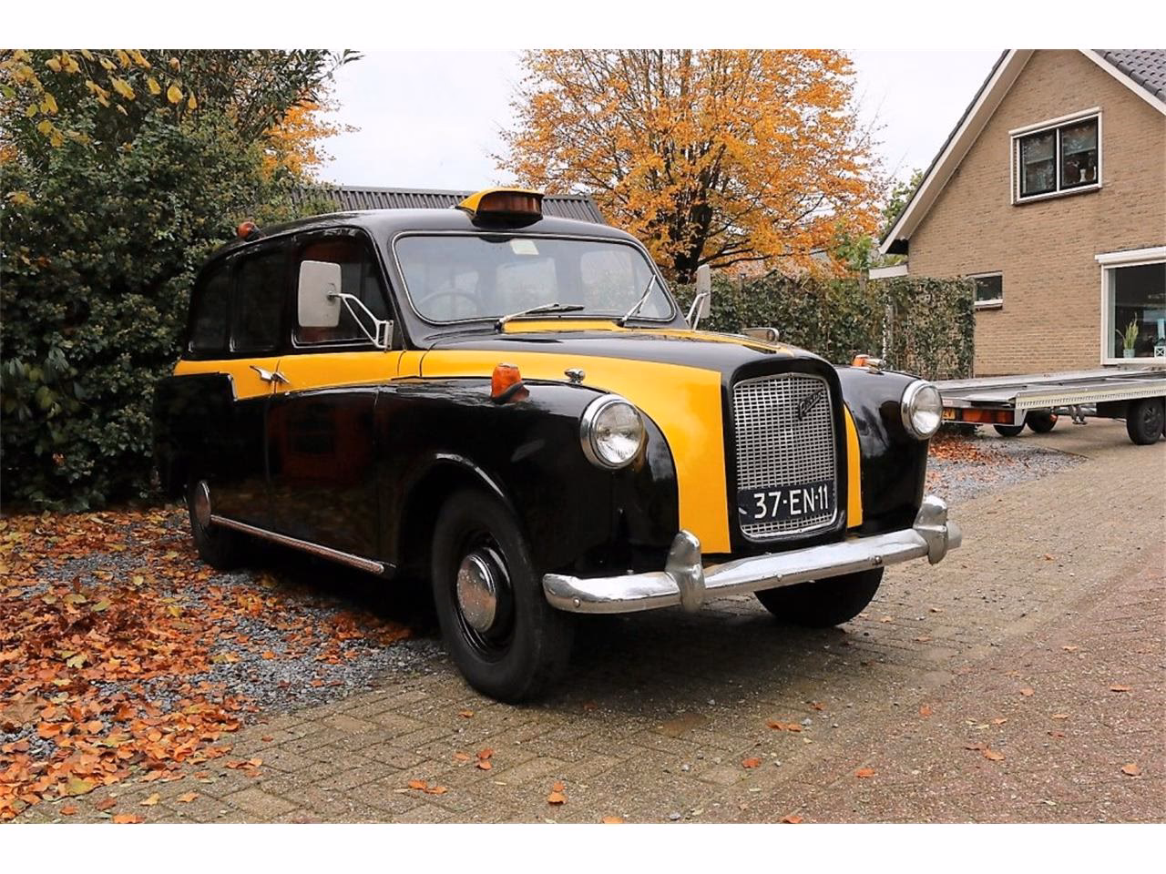 How much does an airport transfer company cost in London?