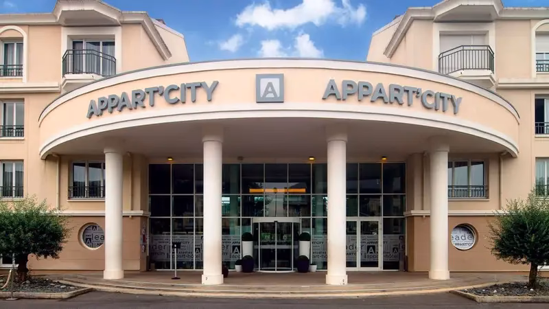 How much does a taxi from Charles de Gaulle to Montparnasse cost?