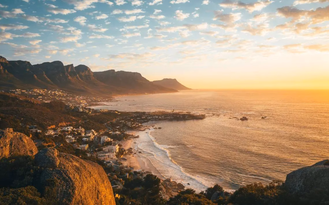 Is there a bus from Mount Nelson to Camps Bay?