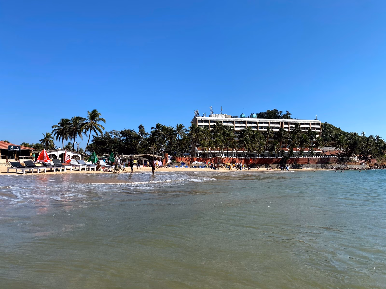 Which taxis are waiting at the Port Gate in Goa?