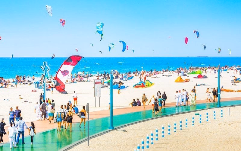 Which transit lines pass near Kite Beach actual?