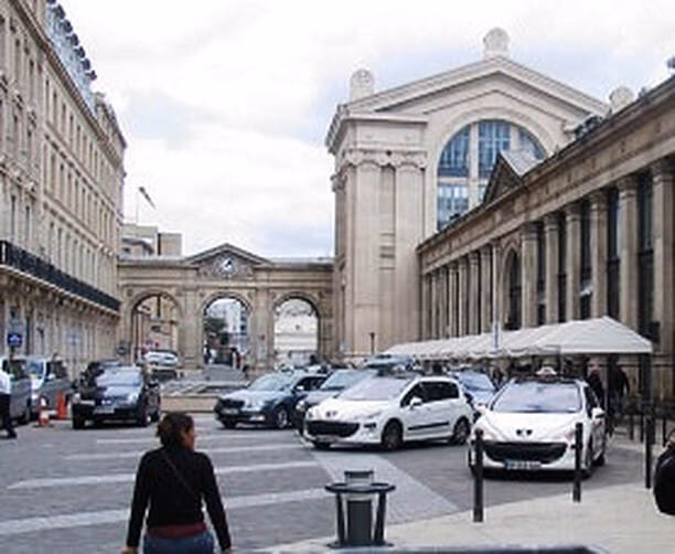 Should you take a taxi from Gare de l'Est to Gare du Nord?
