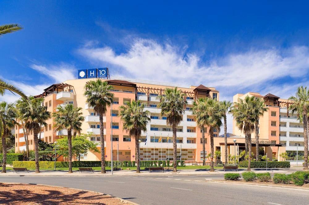 What is the cost of a taxi from Reus Airport to Salou?