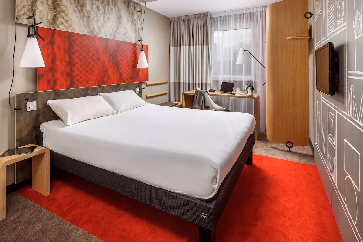 How do I get to Ibis London Barking?