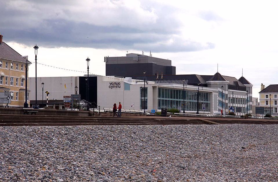 How do I get to Llandudno Junction station?