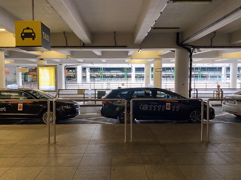 How far is Warsaw Chopin Airport (Waw) from city center apartment?