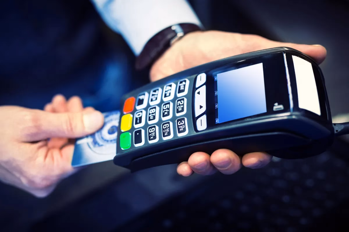 Should you tap in your pin when using a taxi in Paris?