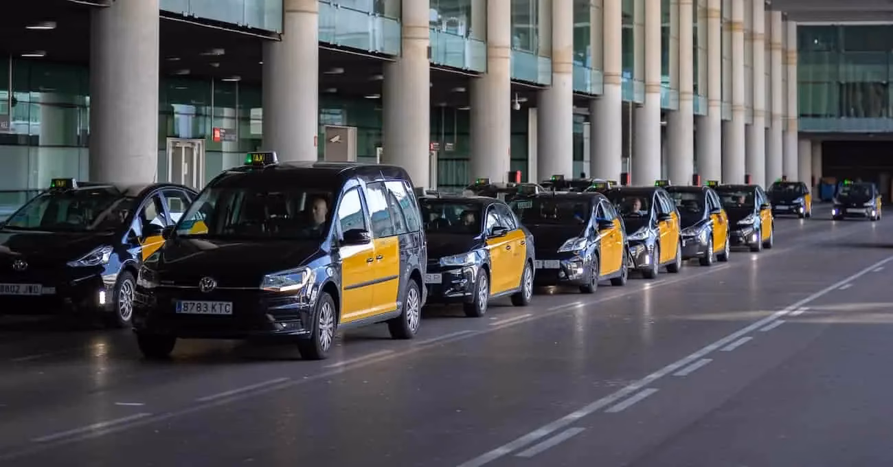 ¿Cuánto cuesta un taxi del aeropuerto del Prat al centro de Barcelona?