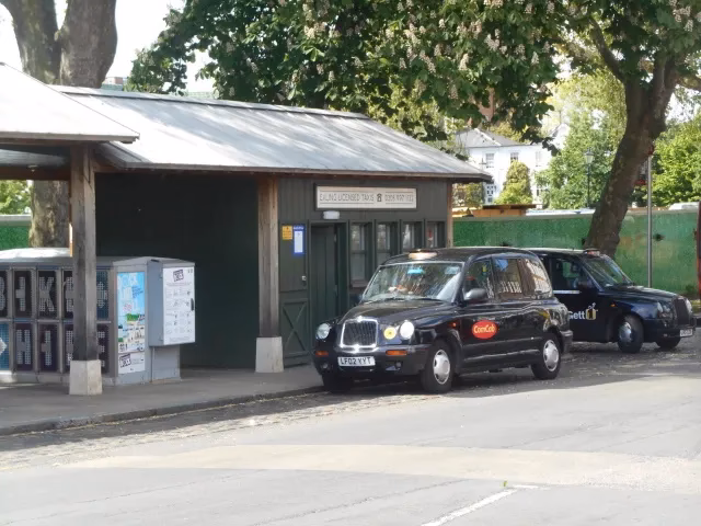 How far is Ealing Broadway (station) from Ealing Hospital?