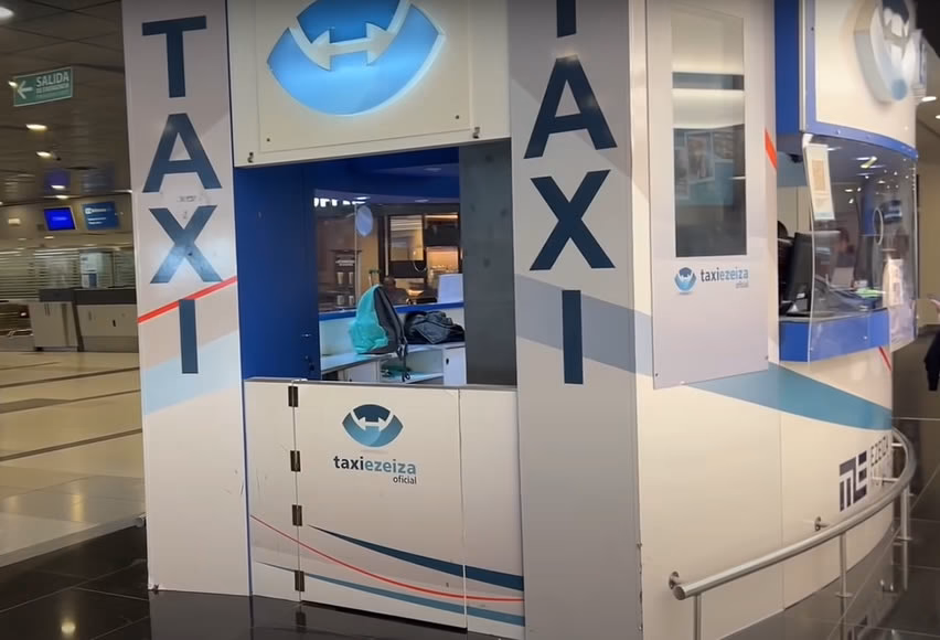 What do users say about municipal taxis in Ezeiza and Buenos Aires?