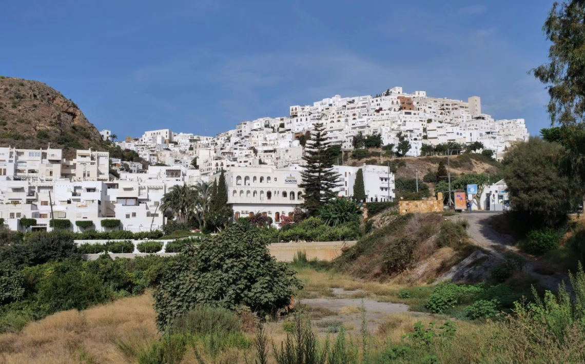 How many buses travel directly from Almeria to Mojácar daily?