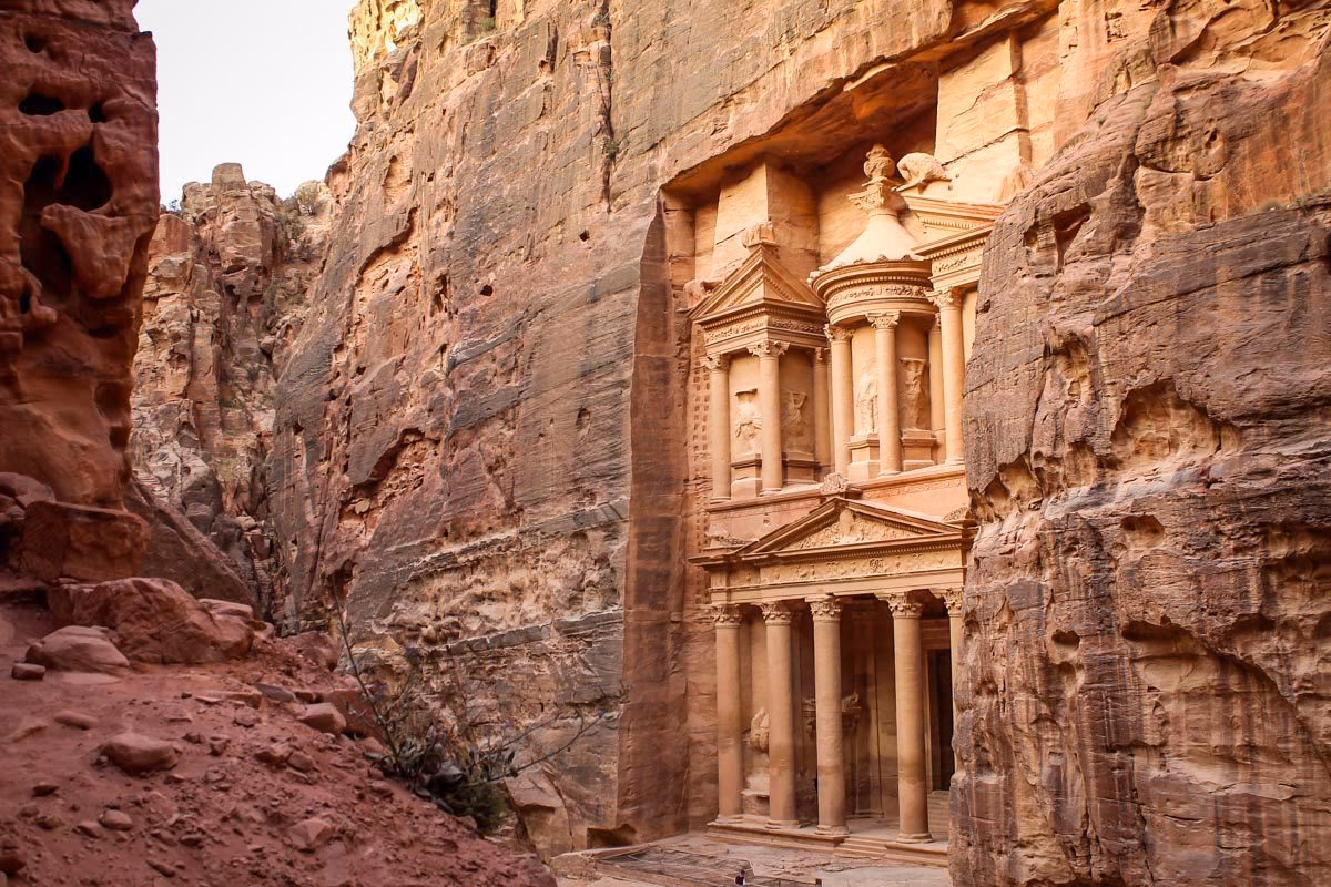 How to get from Amman Queen Alia Airport to Petra?