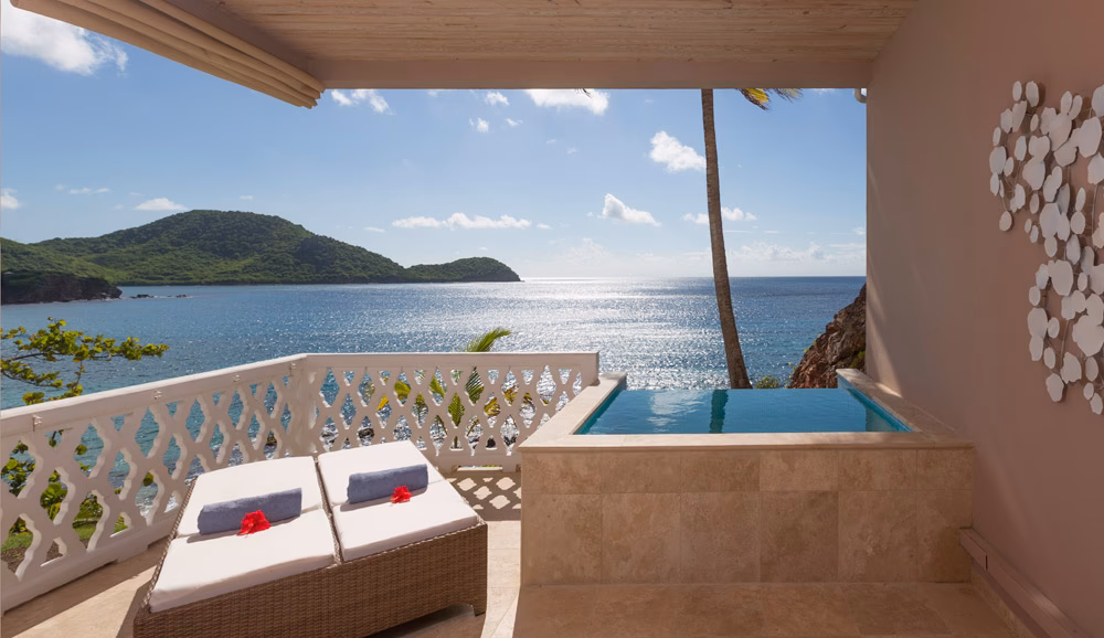 How to get from the airport in Antigua (AU) to a resort?