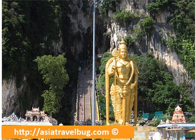 How far is Batu Caves (station) from Genting Highlands?