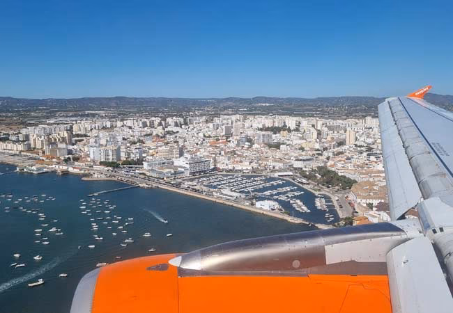 What companies run services between Faro Airport and Tavira?