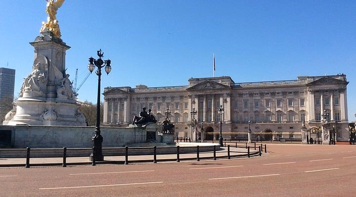 What services does Harvey Nichols Edinburgh offer?