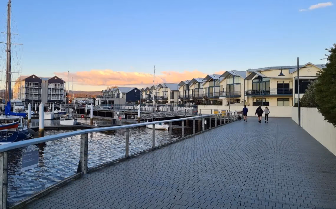 How does a taxi fare calculator work in Launceston?