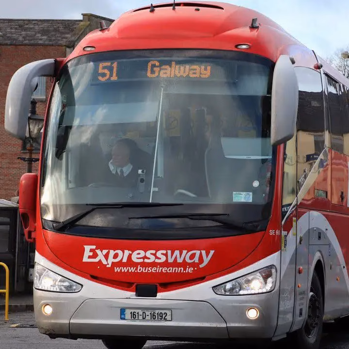 How long is the bus from Shannon Airport (SNN) to William Street?