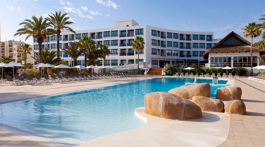 How to flag down a taxi in Ibiza?