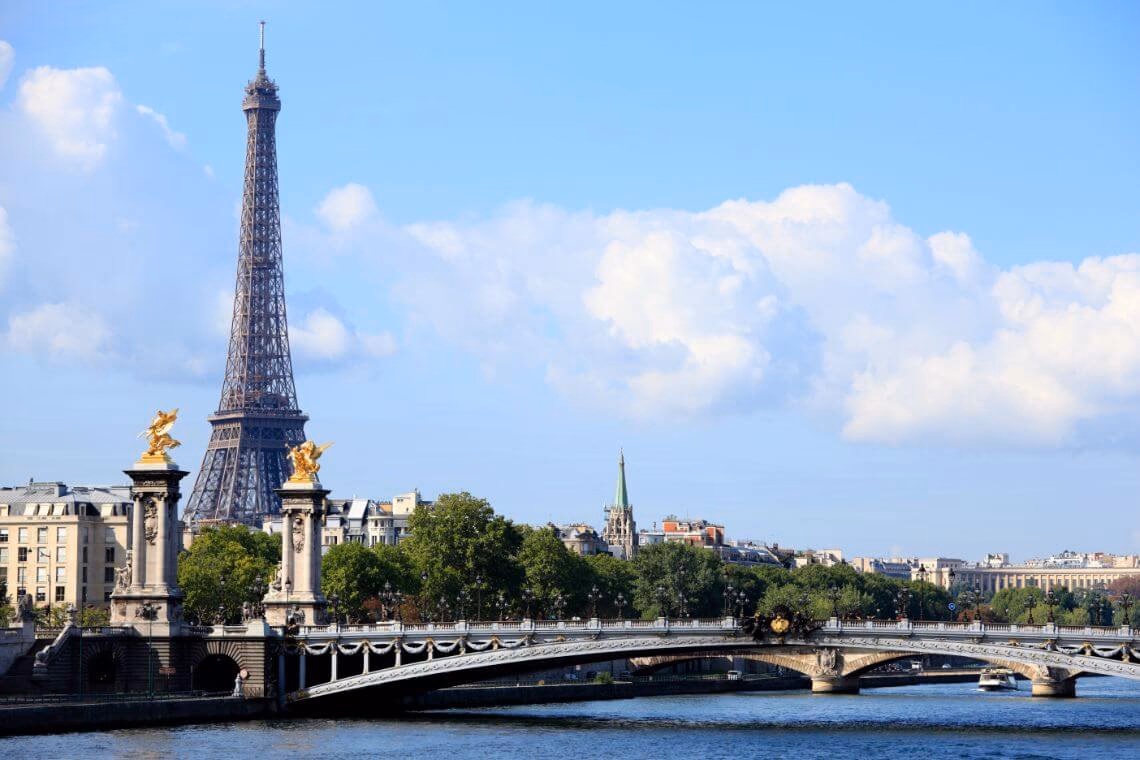 How much does a taxi cost in Paris?