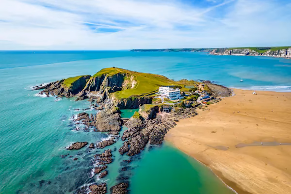 Where can I get a taxi to Wembury hotel?