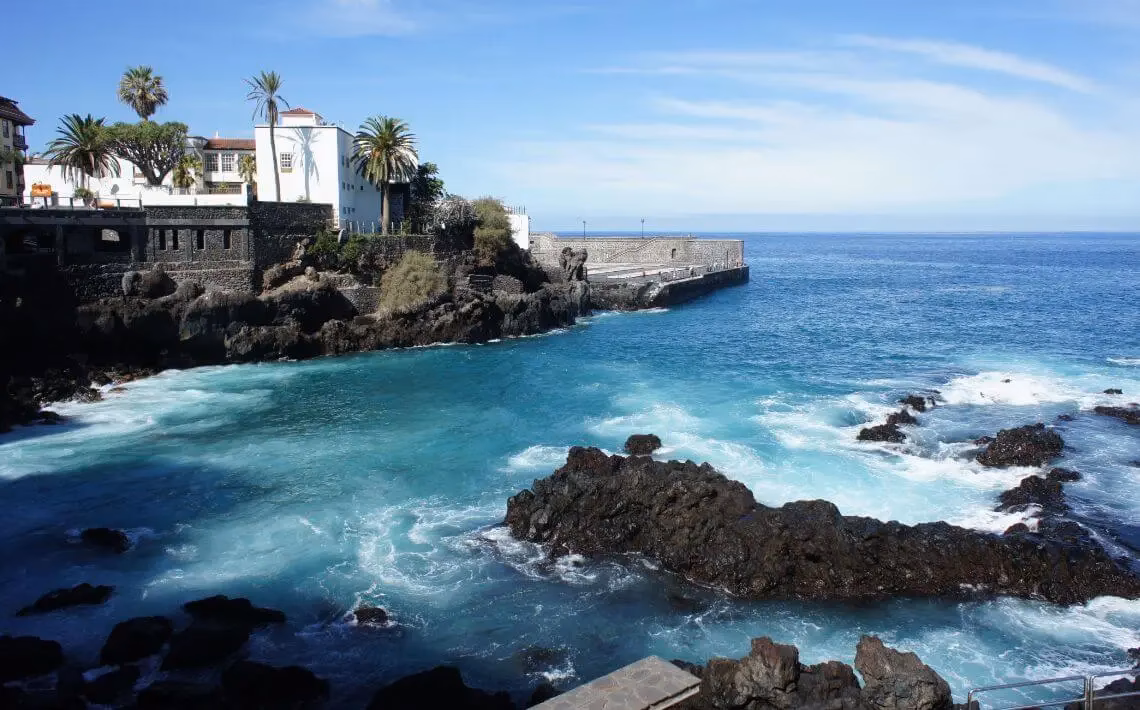 How do I stop a taxi in Puerto de la Cruz?