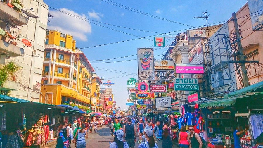 How much is the taxi fare from Sukhumvit to Suvarnabhumi Airport?