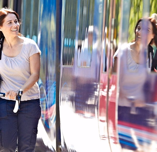 What companies run services between Weymouth (station) and Seaview?