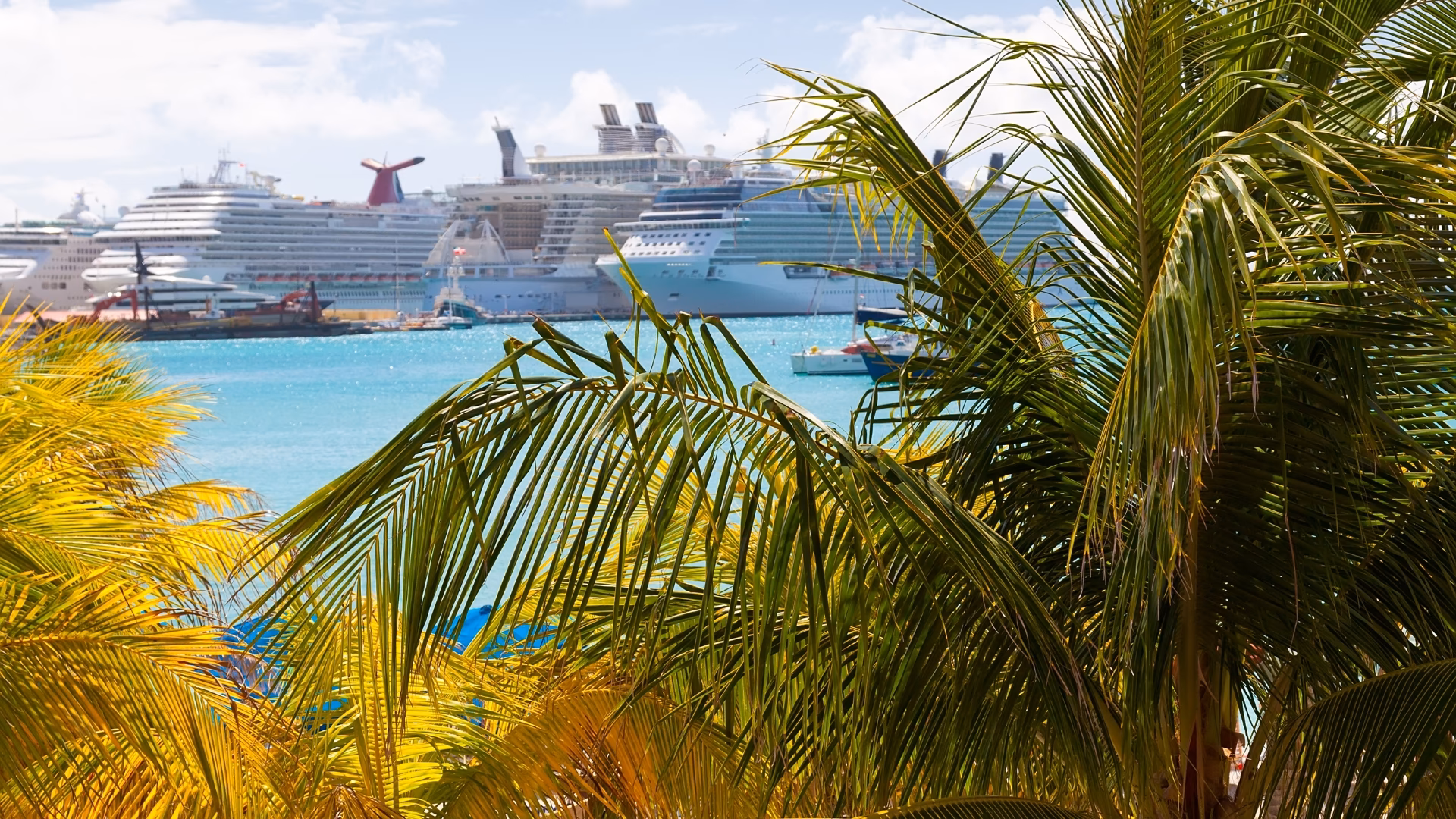 How to book a taxi in Gustavia?