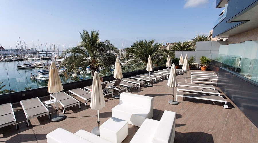 Does Costa Azul have an airport route bus?