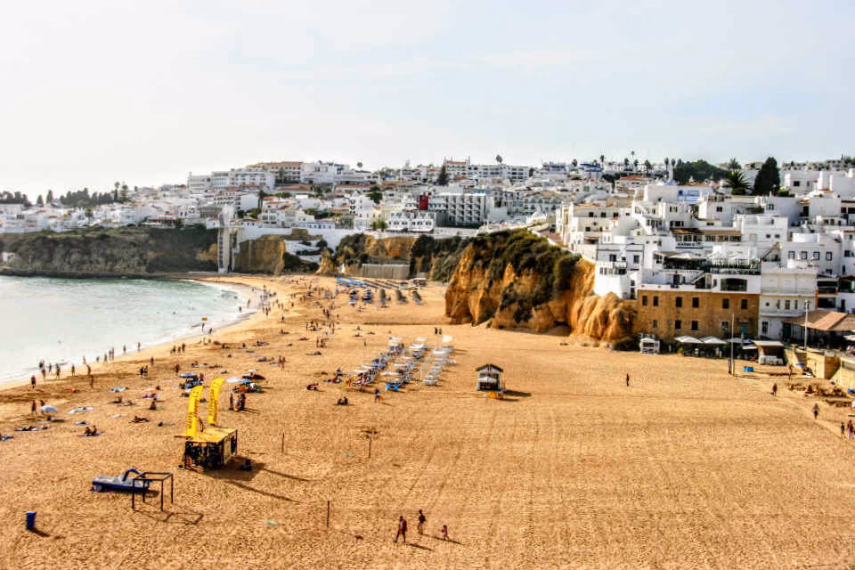 How to get from Albufeira to Praia dos Salgados?