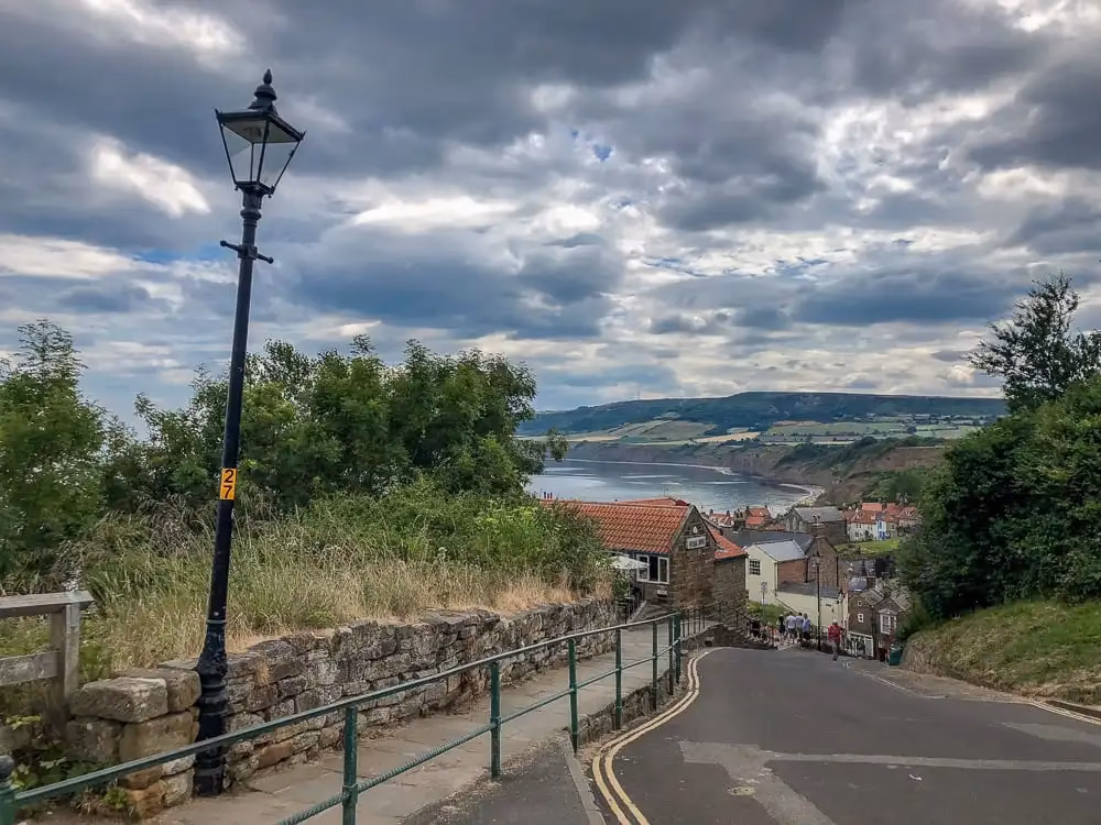 What companies run services between Robin Hood's Bay and Scarborough (station)?